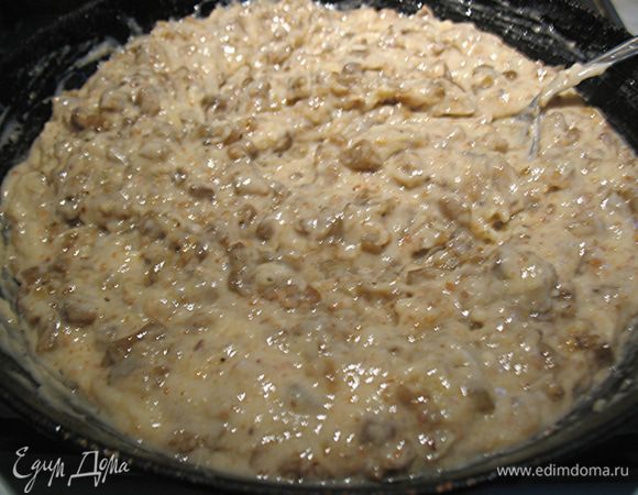 В остывшие баклажаны добавить заправку, 2/3 молотых хлебных палочек и перемешать. 