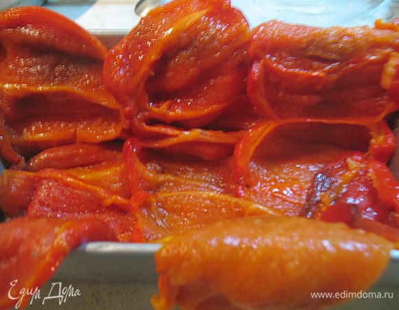 Форму смазать оливковым маслом и обсыпать молотыми хлебными палочками. Форму выстелить подготовленными перцами, так чтобы края свисали и она была полностью выстелена перцами. 