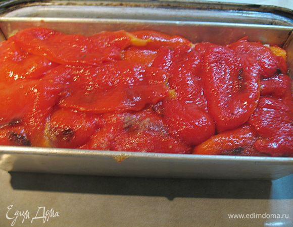 Баклажаны выложить в форму. Свисающие края перцев завернуть внутрь, сверху выложить оставшиеся перцы, так чтобы они полностью закрывали начинку. 
Форму с террином поставить в широкую  форму и заполнить ее кипятком до середины формы с террином. Выпекать в предварительно разогретой до 200 градусов духовки 40 минут. 