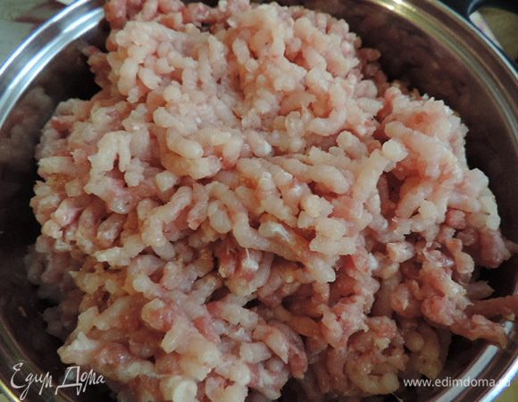 В этот раз фарш я делала сама. У меня было филе и бедро в соотношении 2:1. Хотя можно готовить и только из филе (бедра). 
Мясо с бедра я обрезаю, а из косточки с остатками мякоти варю бульон. 
Пропускаем мясо через мясорубку.