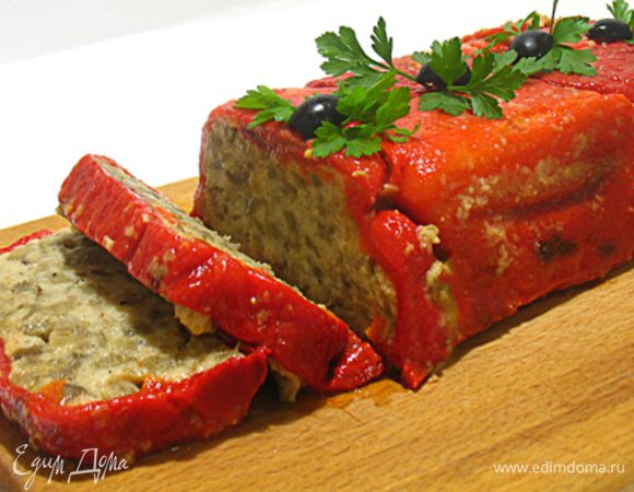 Готовый террин охладить и перевернуть на блюдо.  К террину можно подать соус из каперсов. Мы ели без соуса. 