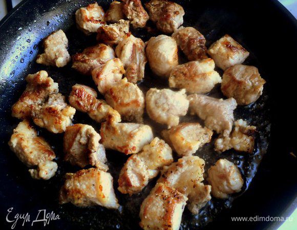 Мясо порезать кусочками 3х2 см, посыпать перцем, кориандром и быстро обжарить на разогретой сковороде в растительном масле до румяной корочки.