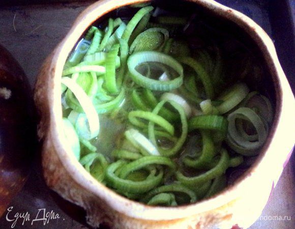 Лук порей порезать тонкими колечками.Через час после начала тушения добавить лук порей к жаркому и тушить до готовности.