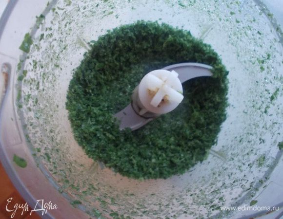 Измельчить в блендере шпинат,не размораживая,добавить туда творог 2-3 ложки и прокрутить еще раз.