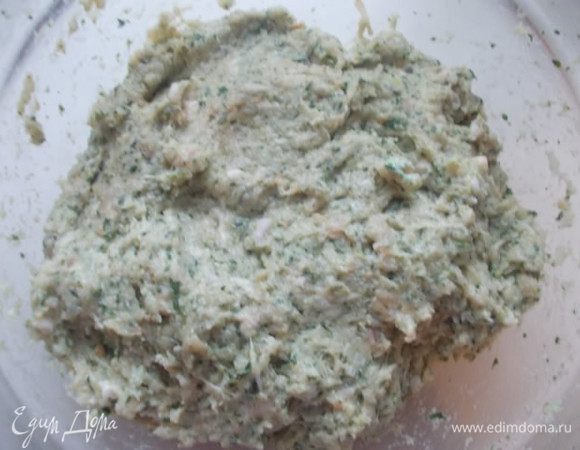 Добавить яйцо и взбить фарш,хорошенько руками отбить. Оставить в прохладном месте,пока будет готовится соус.