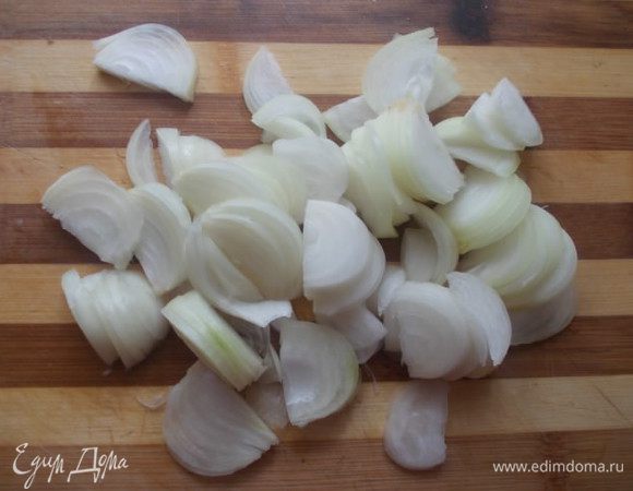 Лук порезать небольшими полукольцами.