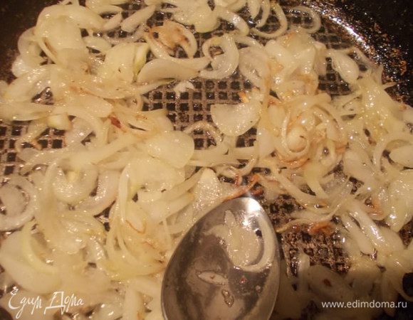 На масле доводим до прозрачного цвета лук.