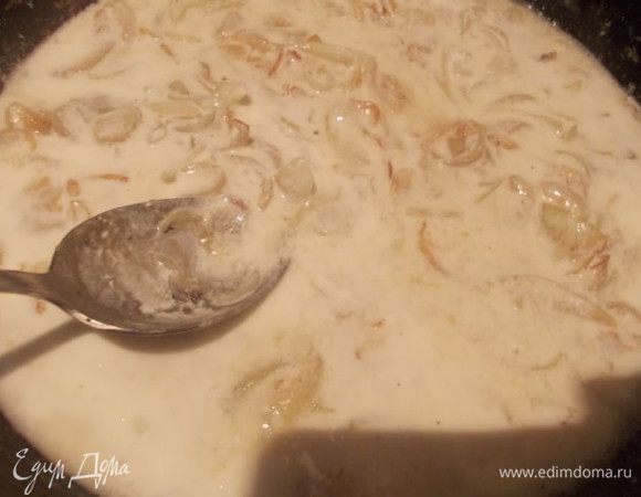  Добавляем муку,быстренько перемешиваем и вливаем сметану смешанную с теплой водой и быстренько мешаем ложкой.