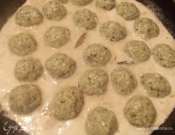 Формируем небольшие шарики из фарша,мокрыми руками. и укладываем в соус,который кипит на медленном огне.