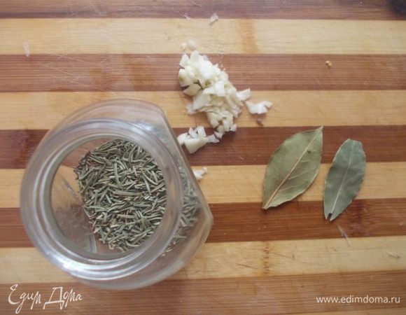 Приготовим розмарин,лавровый лист и мелко порежем чеснок.
