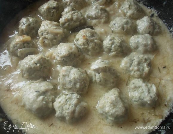 Вот и готовы наши тефтельки! Параллельно,можно сварить гречневую кашу,она идеально подойдет к тефтелям и белому соусу.