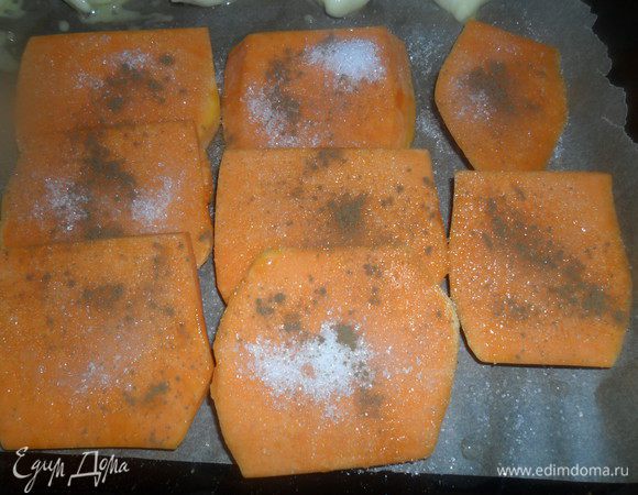 Тыкву очищаем и нарезаем на кусочки желательно одинаковой толщины, так они равномерней пропекутся.  Застилаем противень бумагой и выкладываем тыкву, сверху посыпаем сахаром, корицей и сбрызгиваем лимонным соком.