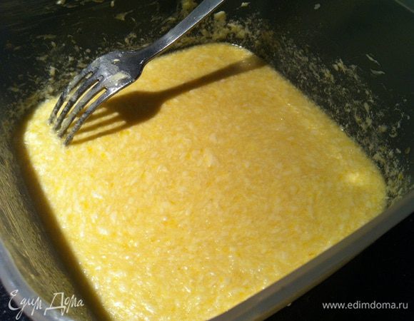 Духовку разогрейте до 180 градусов. Смешайте яйца, сахар, сливочное масло и молоко до однородной консистенции.