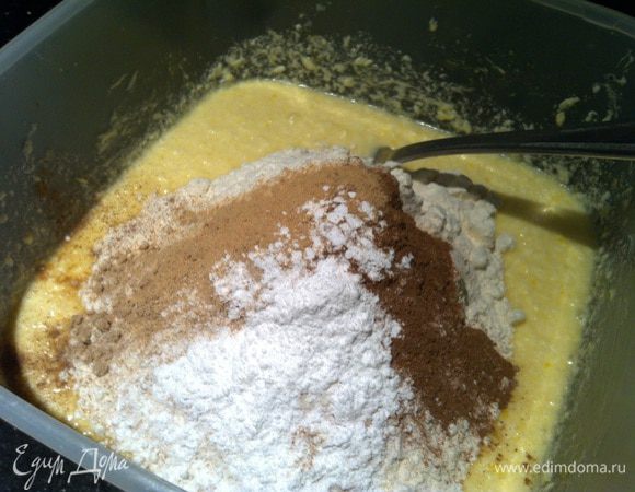 Добавьте муку, имбирь, корицу и разрыхлитель,  хорошо размешайте.