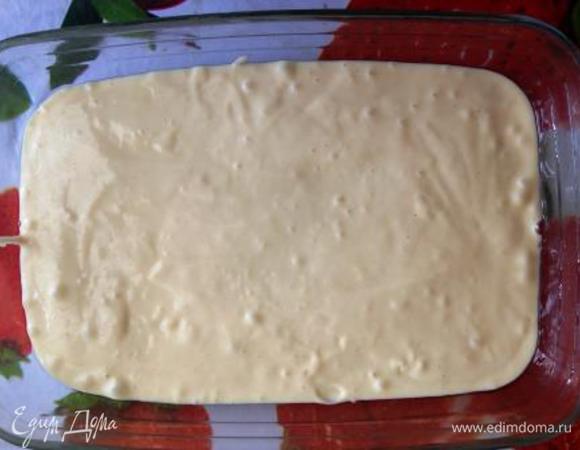 Все ингредиенты для теста смешать и вылить в смазанную маслом форму.