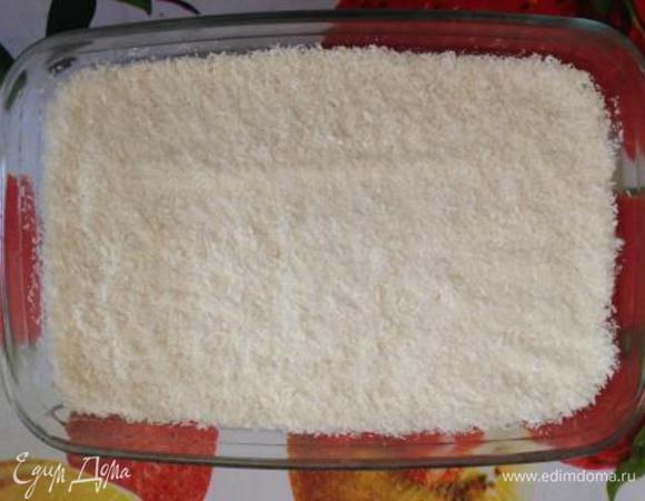 Все ингредиенты для начинки смешать в сухой посуде и равномерно распределить по тесту.