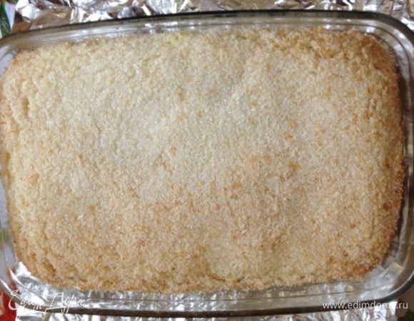 Выпекать в разогретой до 180-200 градусов духовке 25-30 мин. Если знаете за своей духовкой особенность интенсивно подрумянивать верх (моя этим точно не грешит - она, наоборот, любит обуглить низ) - через 10 мин. выпекания лучше накрыть пирог фольгой.