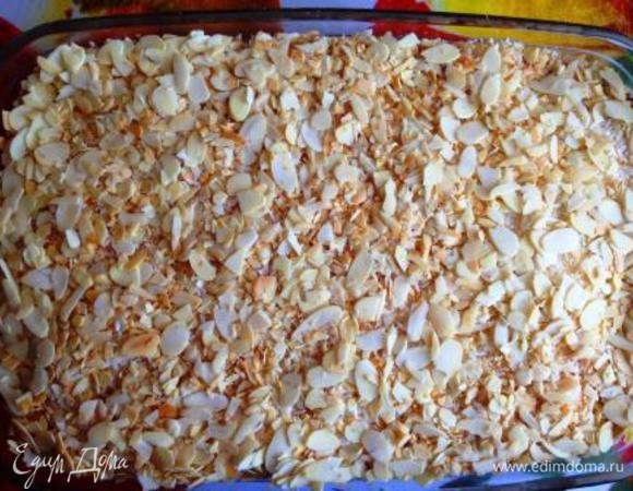 И по желанию, вкусу или в случаях особой торжественности, можно обжарить до золотистости миндальные лепестки (в духовке или на сухой сковороде) и украсить ими готовый пирог!