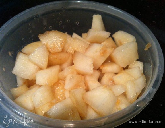 Грушу очистите, удалите сердцевину, нарежьте кусочками и добавьте в тесто, перемешайте.