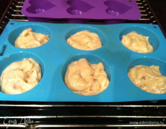 Разложите тесто в формочки смазанные маслом и...