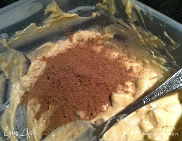 тут пришел мой сын и сказал: "А что они будут не шоколадные???😔" поэтому:
 я добавила в половину теста  2 ст л какао и 1 ст л молока, и хорошо размешала.