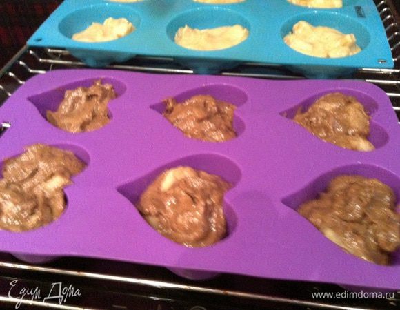 Опять выложим в формочки... и поставьте в духовку на 35-40 минут, готовность проверьте зубочисткой.
