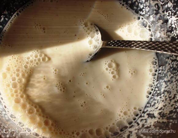 В манную крупу влить молоко и оставить набухать минут на 30.