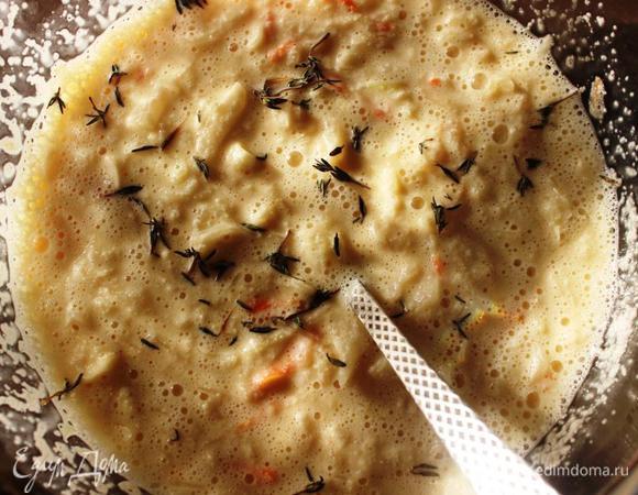 Смешать набухшую манку, капусту, яйца, соль и специи. В конце добавить соду и хорошенько перемешать.