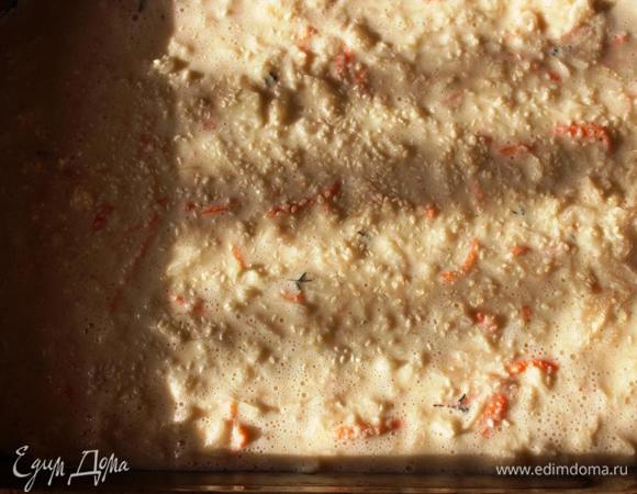 Вылить в форму и пожеланию посыпать кунжутом.
