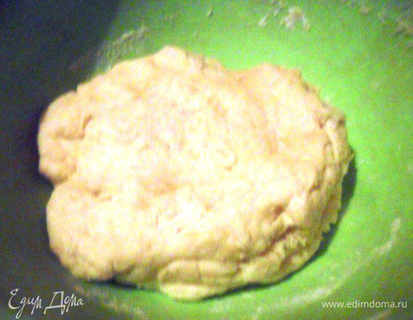 Сливочное масло растопить. Остудить.
Смешать сметану, сливочное масло, соль и муку. Замесить тесто. Скатать его в шар и убрать в холодильник на 30 минут.