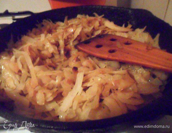 Капусту нашинковать.
В сковороде разогреть растительное масло и обжарить на нём капусту в течении 7 минуут. Посолить. Перемешать. Охладить.