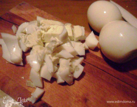 Яйца нарезать кубиками. Перемешать с охлаждённой капустой.