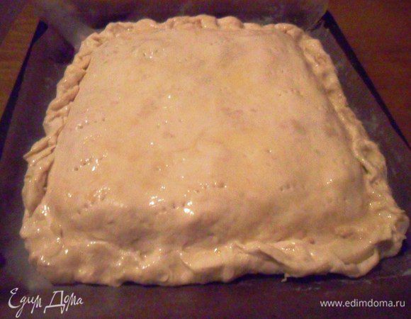 Раскатать вторую половину теста. Накрыть начинку и защипать края. 
Оставшееся яйцо разболтать и смазать поверхность пирога. Сделать проколы вилкой.
Поставить в разогретую духовку.