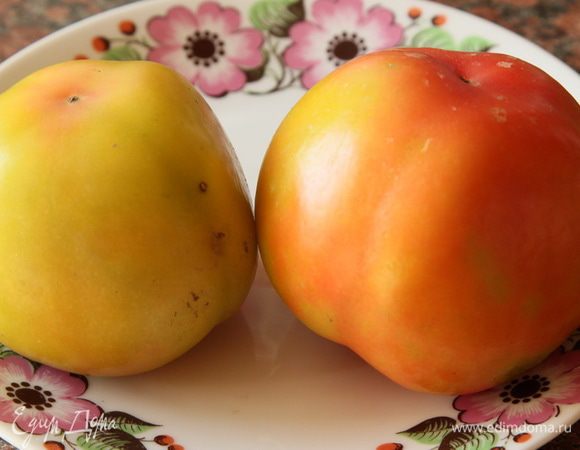 Все очень просто: берем зеленые помидоры (у меня уже слегка подкрасневшие).