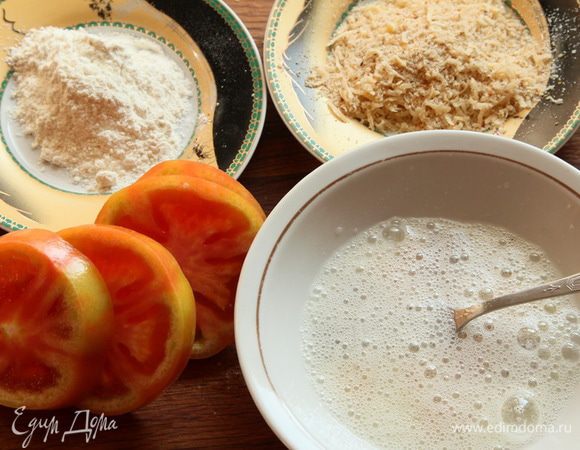 Нарезаем их толстыми колечками, где-то по 1 см. Подготавливаем муку, панировочные сухари смешиваем с 1 столовой ложкой натертого сыра, белок взбиваем вилкой.