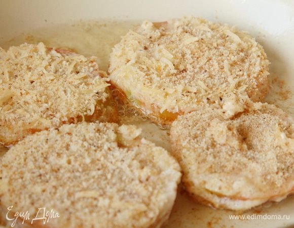 Помидоры промакиваем бумажным полотенцем, солим, перчим. Обваливаем сначала в муке, затем опускаем в белок и завершаем панировкой в сухарях. Отправляем на сковороду с растительным маслом. Уже разогретым.