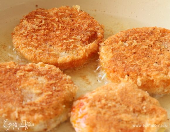 Обжариваем с двух сторон до румяной корочки. Это займет совсем немного времени.