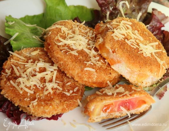 Собираем блюдо, я выложила на салатные листья, посыпаем оставшимся натертым сыром, накрываем на стол и - СМАЧНОГО! НЕРЕАЛЬНО ВКУСНО!!!