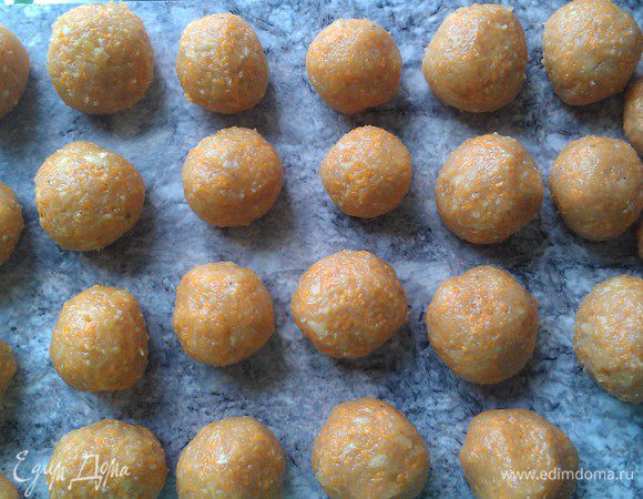 Филе куриное + тыква +половину луковицы 2 раза пропустить через мясорубку. посолить, поперчить по вкусу. Фарш отбить об миску, сформировать тефтели. 