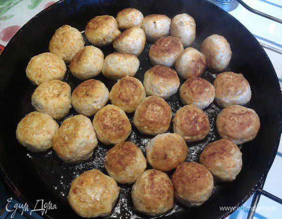 Обжарить тефтели на раст.масле до золотистой корочки.