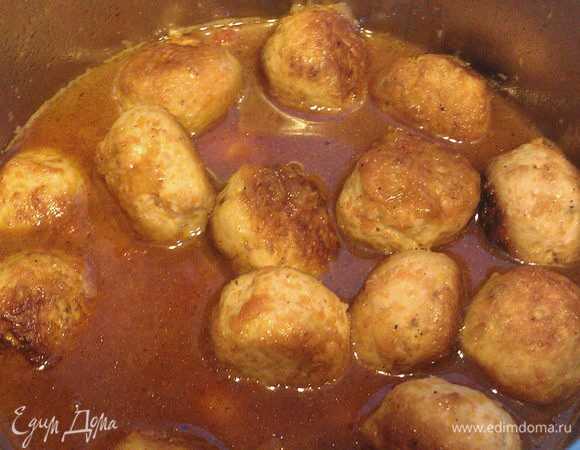 В кастрюле обжарить на раст. масле натертые морковь и сельдерей, мелко нарезанную вторую половину луковицы и сладкий перец. Влить томатный сок. Поперчить и посыпать сахаром. Выложить в кастрюлю к овощному соусу тефтели и тушить 20-25 мин.