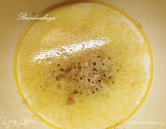 Растопите масло и прогрейте его, пока не станет коричневого цвета. Снимите с огня и влейте теплое молоко. Дайте остыть до теплого и добавьте дрожжи и сахар. Дайте постоять до 8 минут.