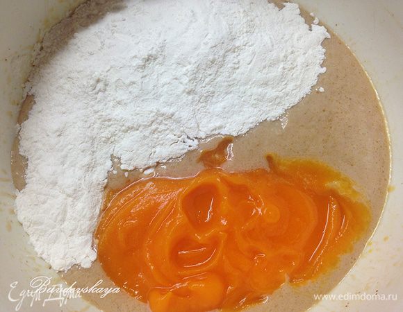 Затем добавьте пюре из запеченной тыквы, соль, стакан муки и перемешайте. Введите остальную муки и замешивайте тесто в течении 6 минут. Тесто должно быть эластичным и немного липким. Если оно слишком влажное по чуть-чуть добавляйте муку, пока не достигнете нужной консистенции.