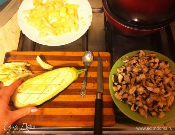 Берем 3 баклажана, разрезаем на пополам. Обсыпаем солью и оставляем на полчаса.
Делаем надсечки ножом каждый баклажан.
Ложкой достаем мякоть.