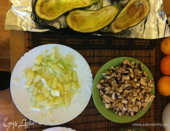 Помидоры, 1 баклажан, болгарский перец, и мякоть баклажан нарезаем кубиками.