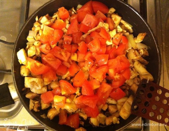 Обжариваем на раст. масле 1 баклажан. 
Добавляем мякоть баклажана и болгарский перец.
Через пять мин. добавляем помидор. Соли и перчим.
Обжариваем до полуготовности.