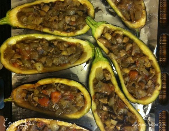 На противень выстелить пищевую фольгу.
Фаршируем наши баклажаны овощным рагу, выложить на противень.