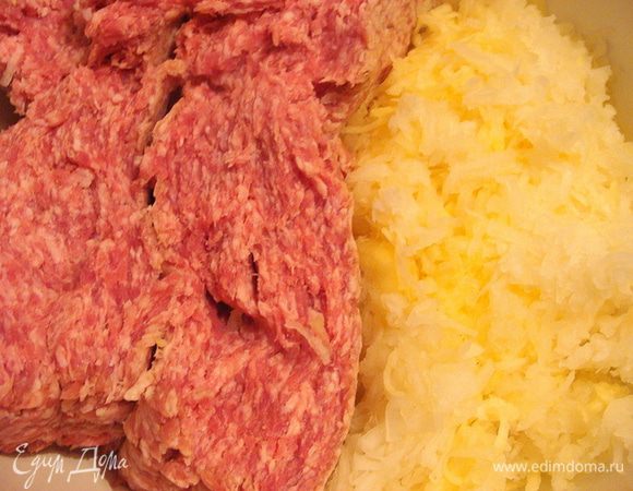  Фарш можно приготовить любым способом, который вы используете для котлет. Мясо для этого взять тоже по вкусу. У меня был готовый домашний фарш.
 Тут я использовала патиссоны, но обычно я беру кабачки для такого фарша.
На счет яиц тоже можно смотреть по ситуации, у меня были оставшиеся белки, я добавила еще одно целое яйцо к ним.
 Кукурузную муку можно заменить на любую другую или на размоченный в молоке белый хлеб.
 Соль, перец, приправы по вкусу.
 Главное фарш хорошо вымесить!
