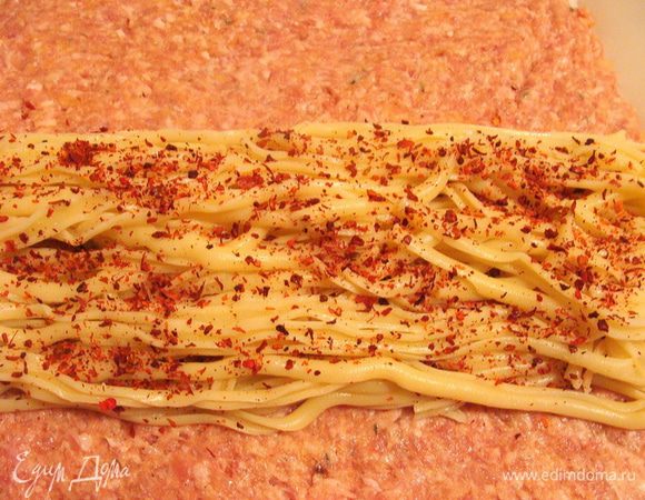  Дать форшу настояться минут 20-30. 
 Фольгу сложить в несколько слоев. Смазать растительным маслом, фарш выложить прямоугольным пластом, толщиной 1.5-2 см.
 Макароны отварить в соленой воде с небольшим кол-вом масла растительного. Слить воду, промыть, остудить. Я еще добавила немного масла, т.к. макароны у меня были не лучшего качества.
 Распределить макароны в центре.
 Я пересыпала их дважды паприкой
