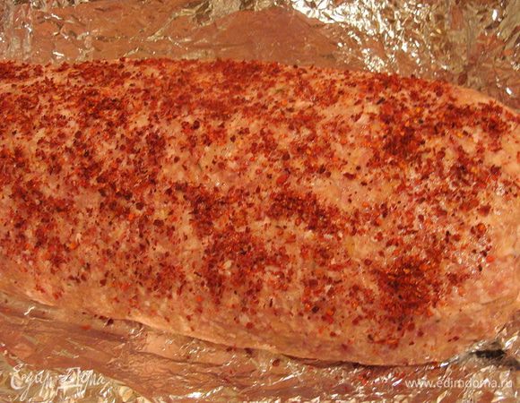 Свернуть рулет, обмазать его растительным маслом и обсыпать обильно паприкой.
Выпекать при 180* 1 час.
Фольгу оставить открытой! полностью не накрывать рулет!